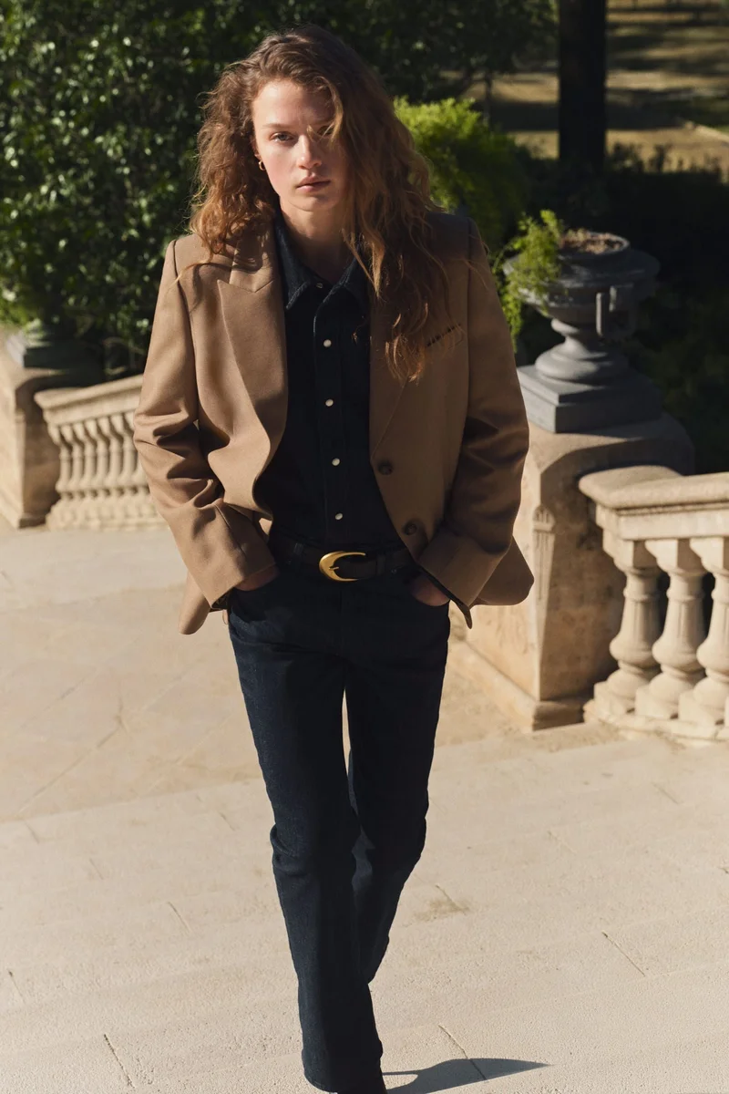 اتش اند ام جينز بقصة سلِم وأرجل مستقيمة وخصر عادي